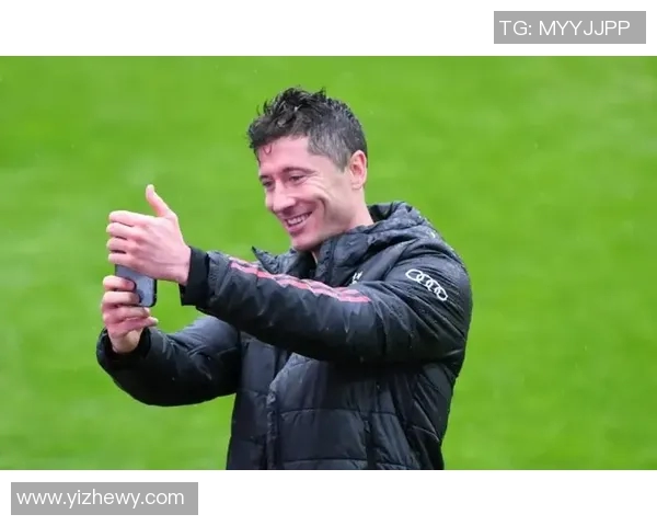 莱万领衔新一届足球盛宴展现超凡实力与团队默契的精彩瞬间